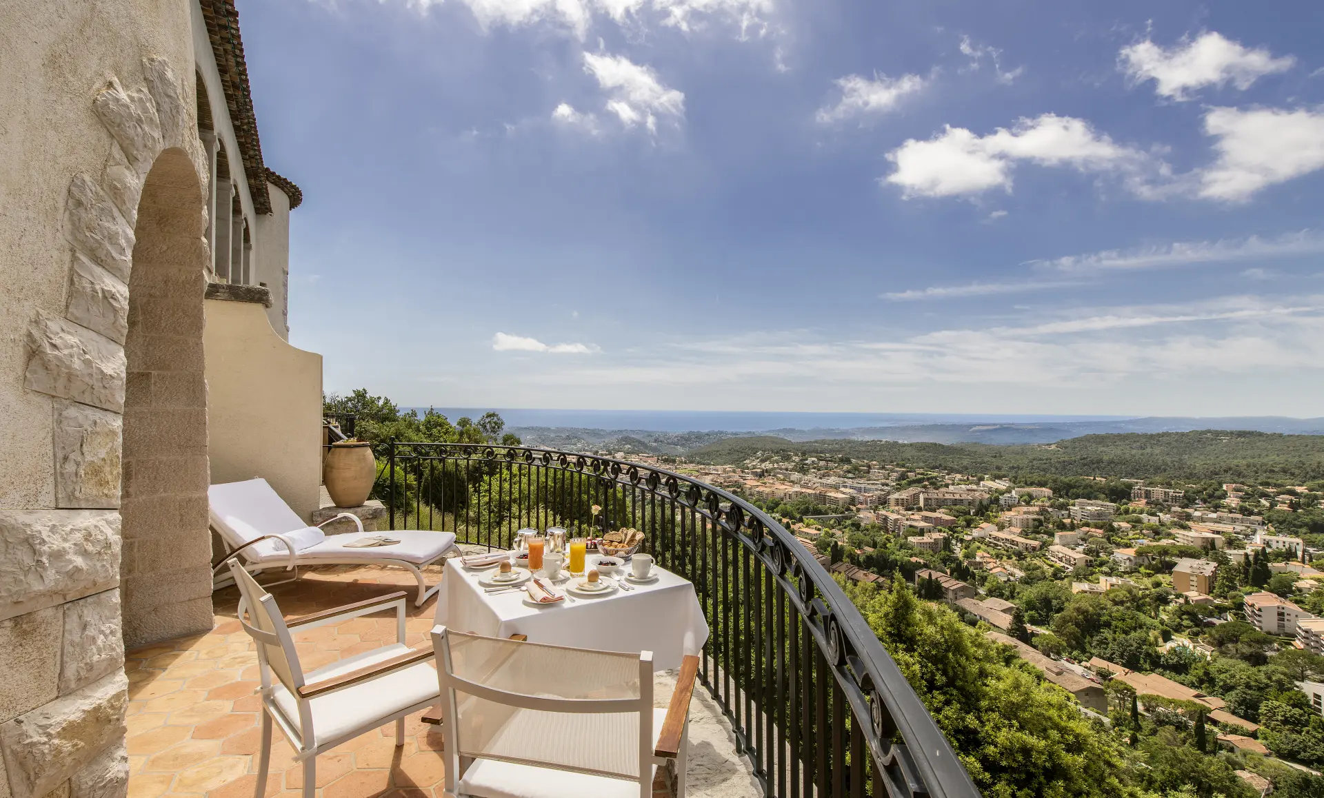 Udsigt fra terrasse i Deluxe Junior Suite på Chateau Saint-Martin & Spa, Frankrig