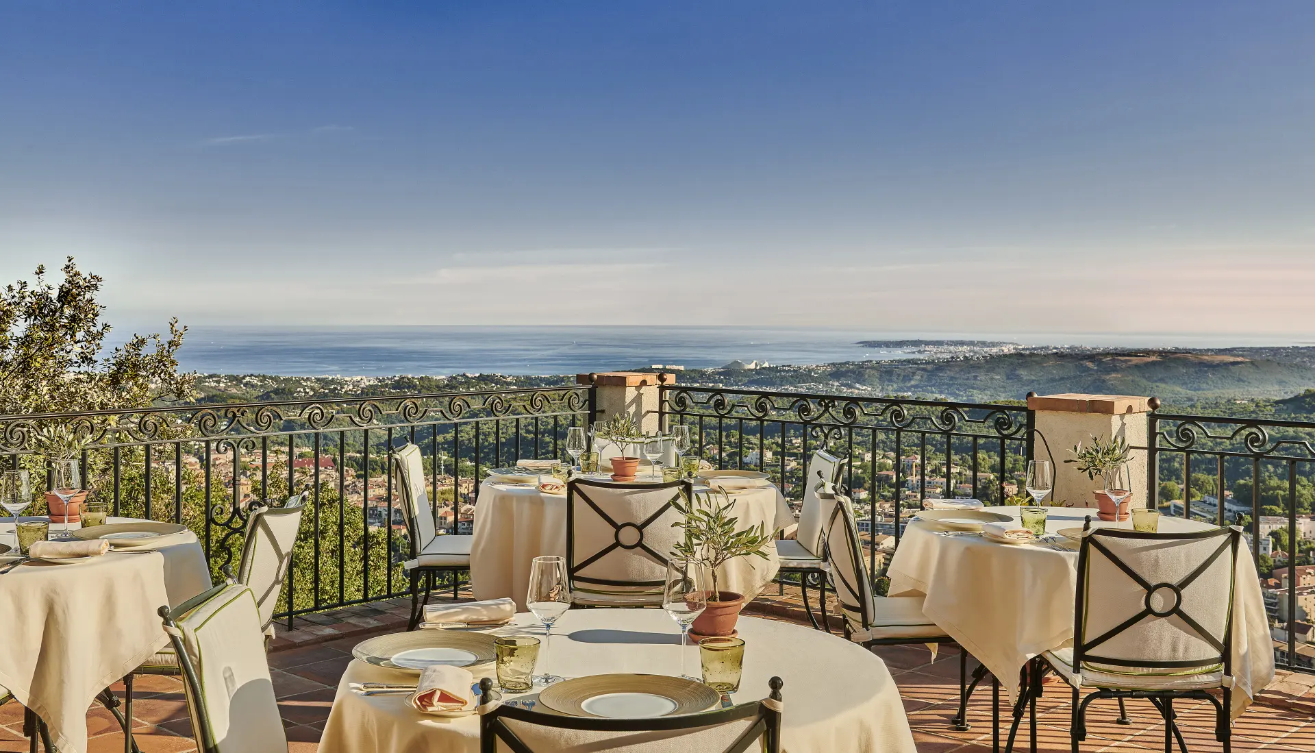 Restaurant på tagterrasse med udsigt over Vence på Chateau Saint-Martin & Spa, Frankrig