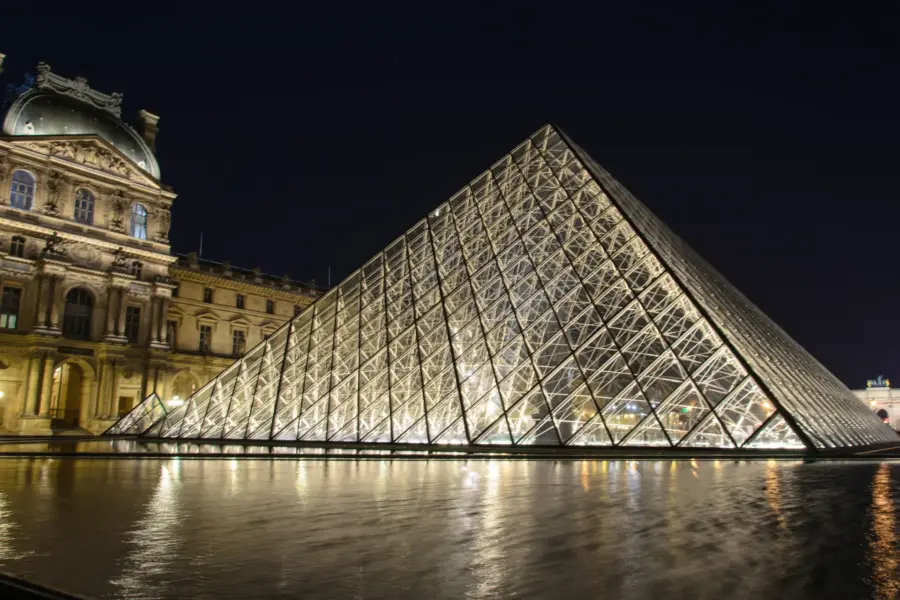 Pyramiden på Louvre i Paris, Frankrig