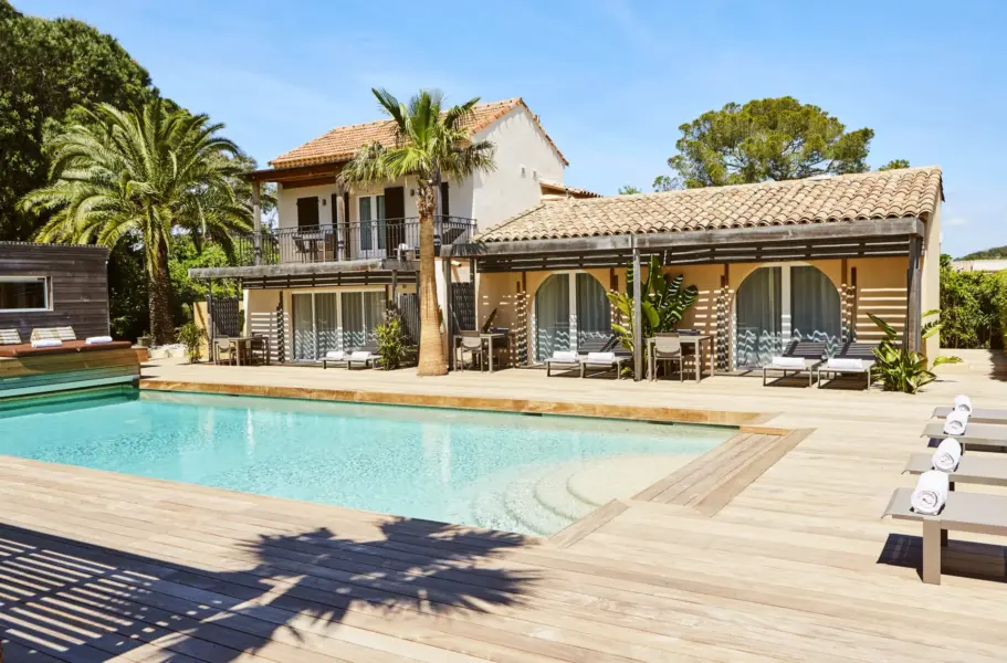 Poolområde på Villa Cosy, Frankrig