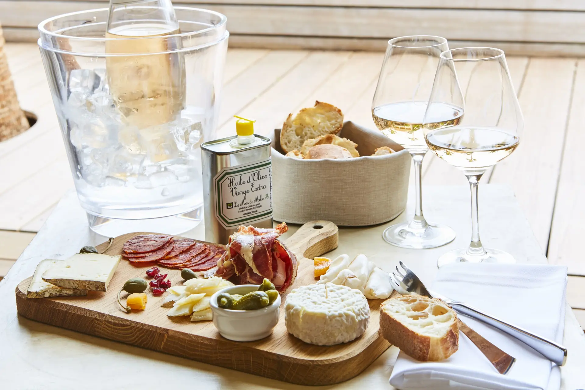 Roomservice med charcuterie, ost og vin på Villa Cosy, Frankrig