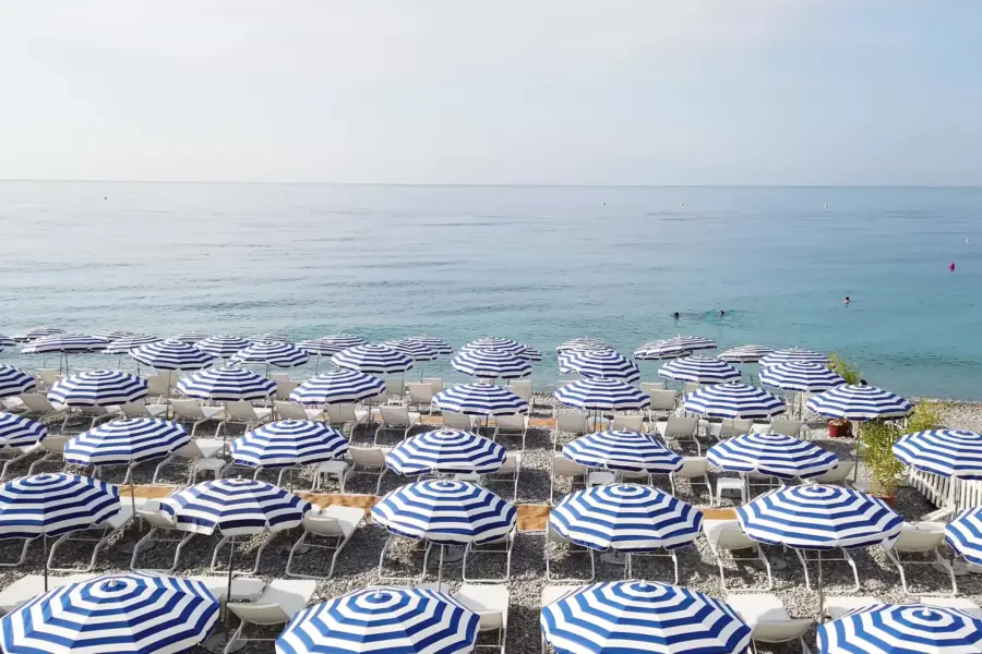 Strand ved den franske riviera