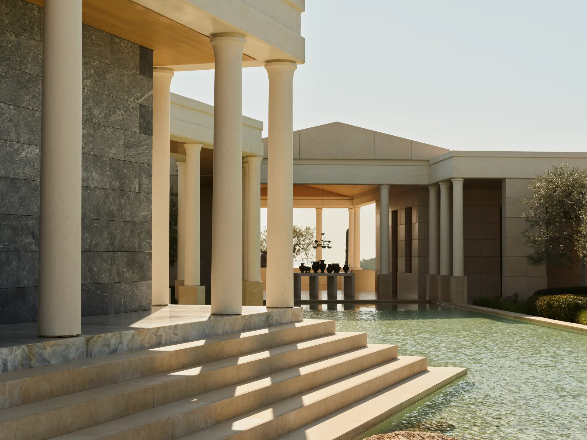Fantastiske detaljer, arkitektur og søjler på Amanzoe, Grækenland