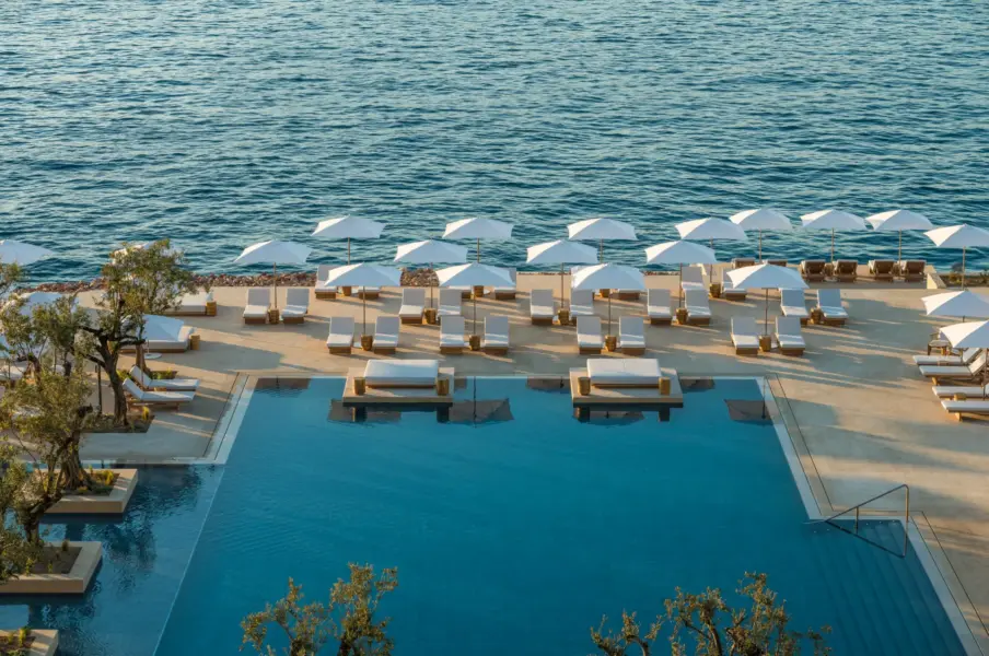 Pool og hav på Four Seasons Astir Palace Hotel Athens, Grækenland