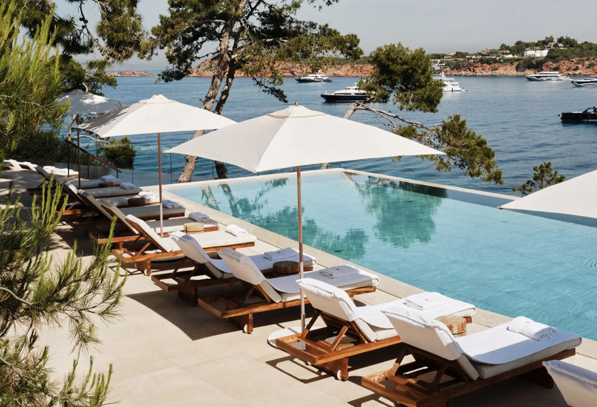 Poolområde på Four Seasons Astir Palace Hotel Athens, Grækenland