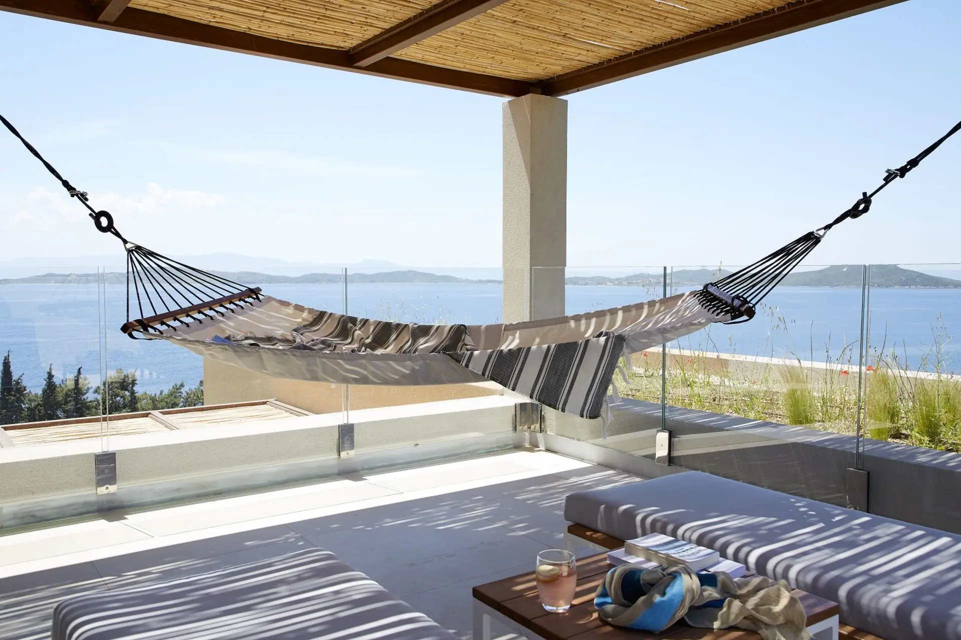 Nyd udsigt og skygge i en hængekøje på Eagles Villas, Haldiki, Grækenland
