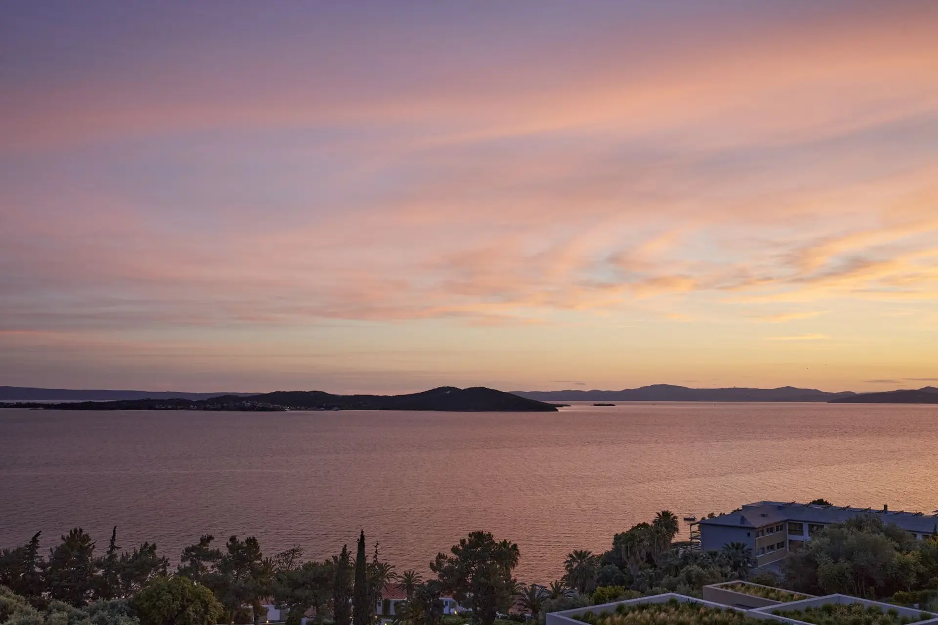 Solnedgang over vand og klipper på Eagles Villas, Haldiki, Grækenland