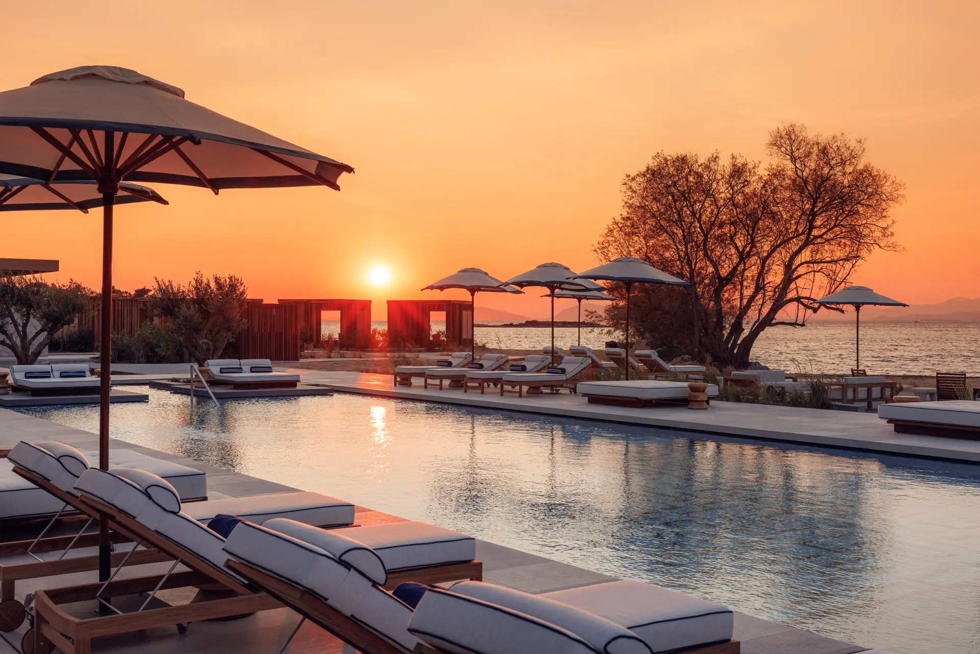 Solnedgang ved poolområdet på One&Only Aesthesis, Grækenland