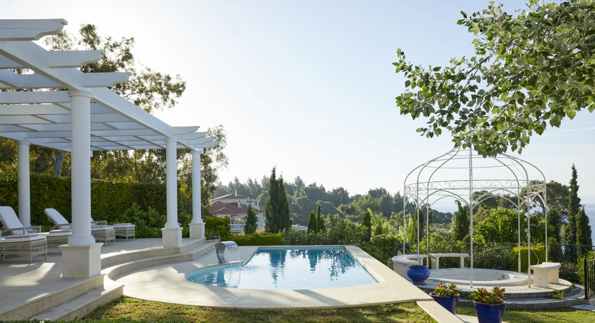 Terrasse, poolvilla og jacuzzi på The Danai, Grækenland