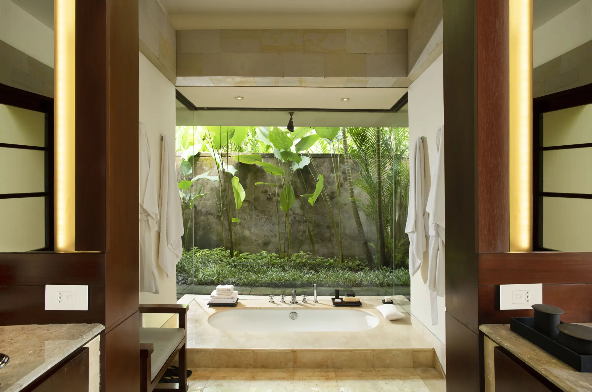 Badeværelse med karbad på Aman Villas at Nusa Dua på Bali
