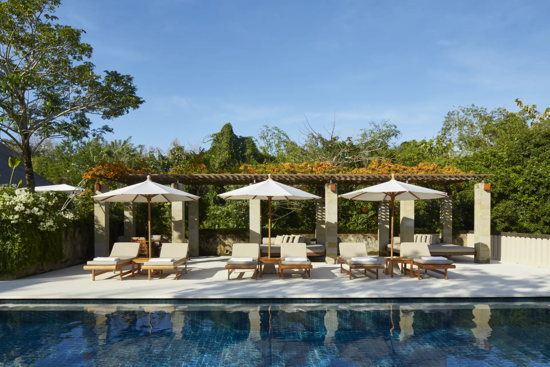 Pool med liggestole på Aman Villas at Nusa Dua på Bali