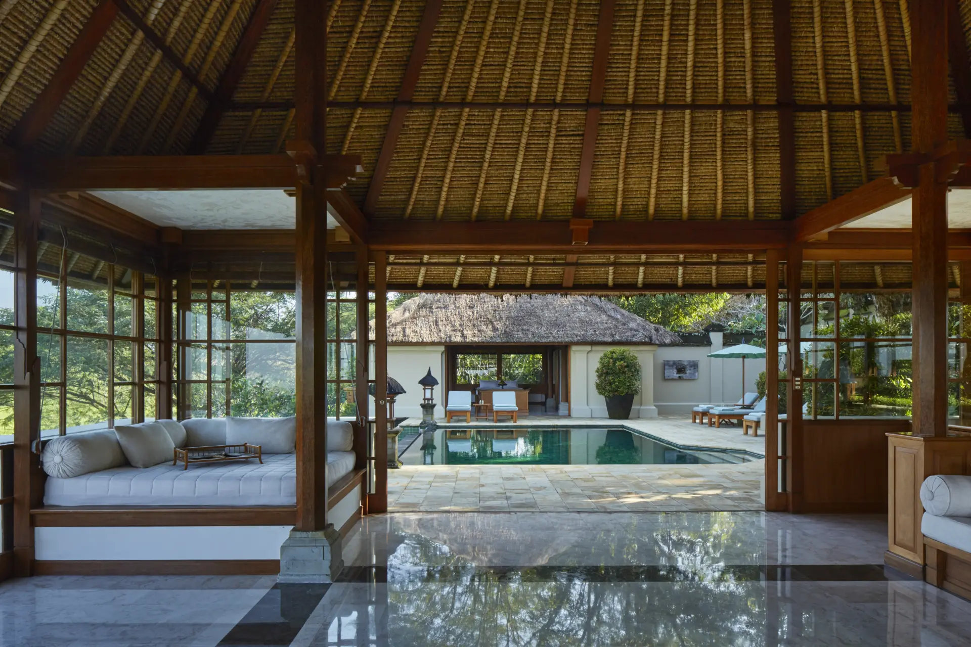 Daybed swimming pool på Amandari på Bali i Indonesien