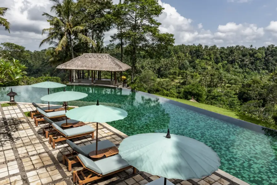 Swimming pool med liggestole på Amandari på Bali i Indonesien