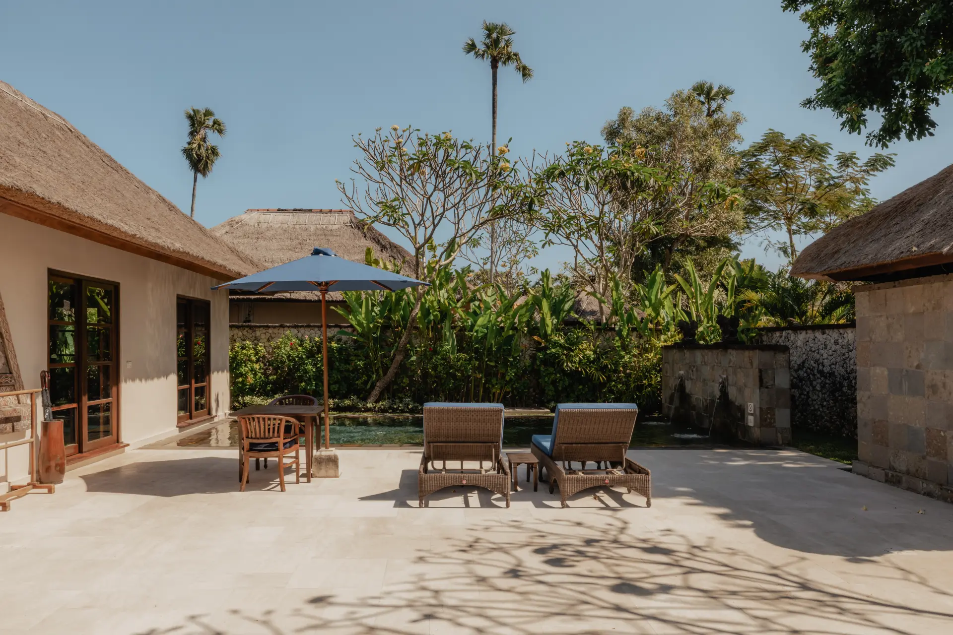 Terrasse og solsenge på Belmond Jimbara Puri på Bali