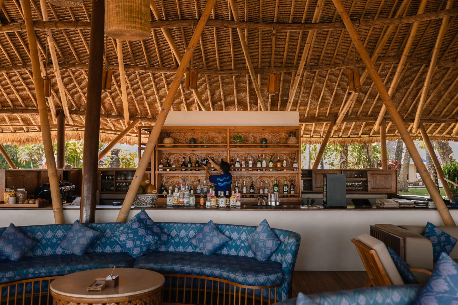 Bar med loungeområder på Belmond Jimbara Puri på Bali