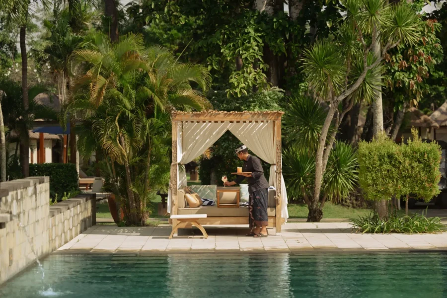 Drinks servering ved poolen på Belmond Jimbara Puri på Bali