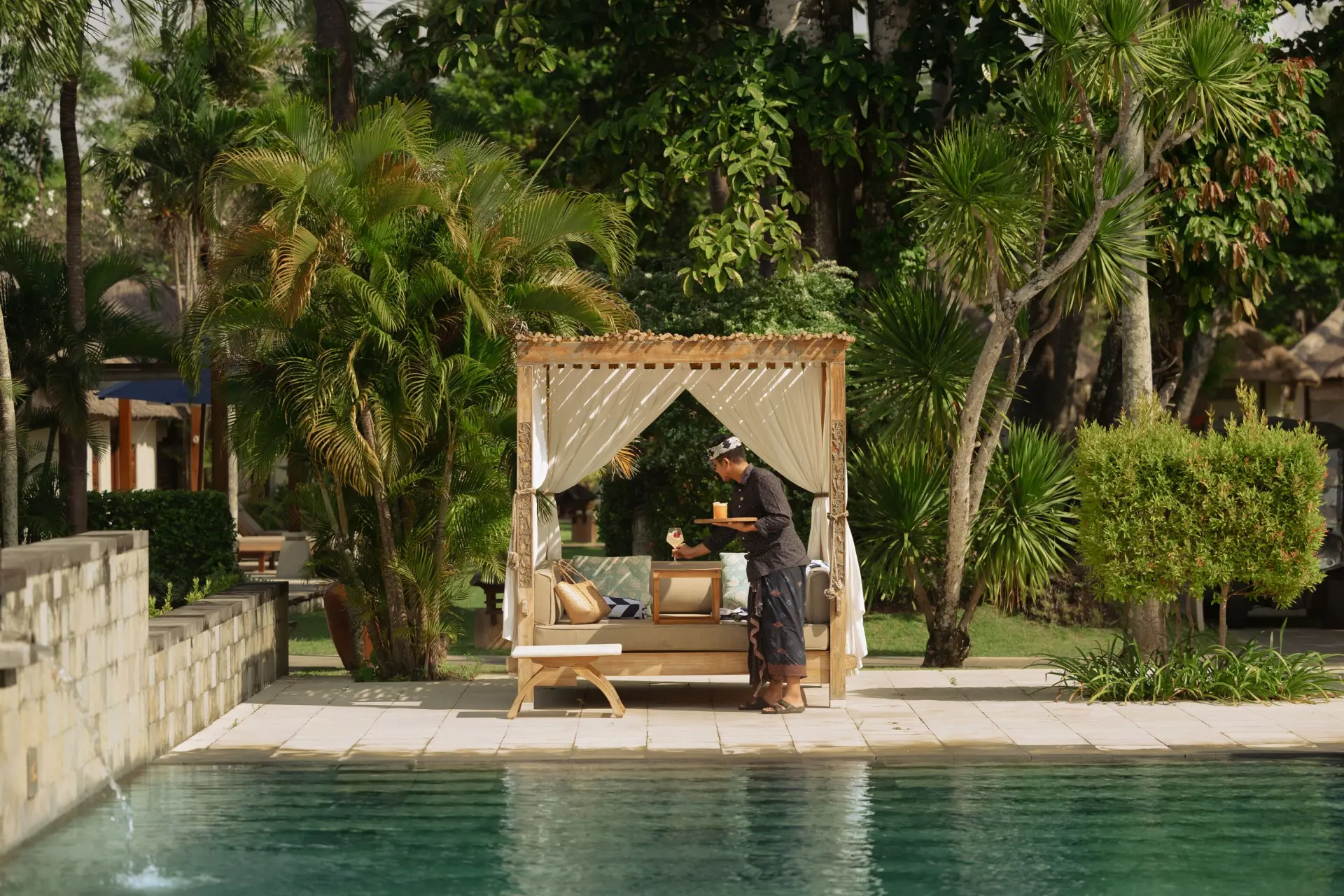 Drinks servering ved poolen på Belmond Jimbara Puri på Bali