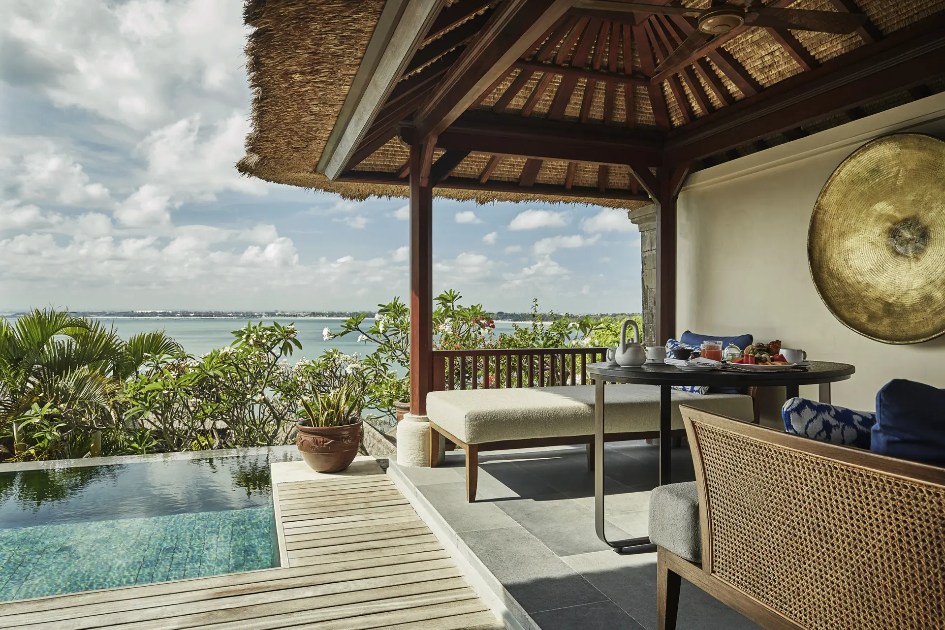 Te på terrassen på Four Seasons Jimbaran Bay