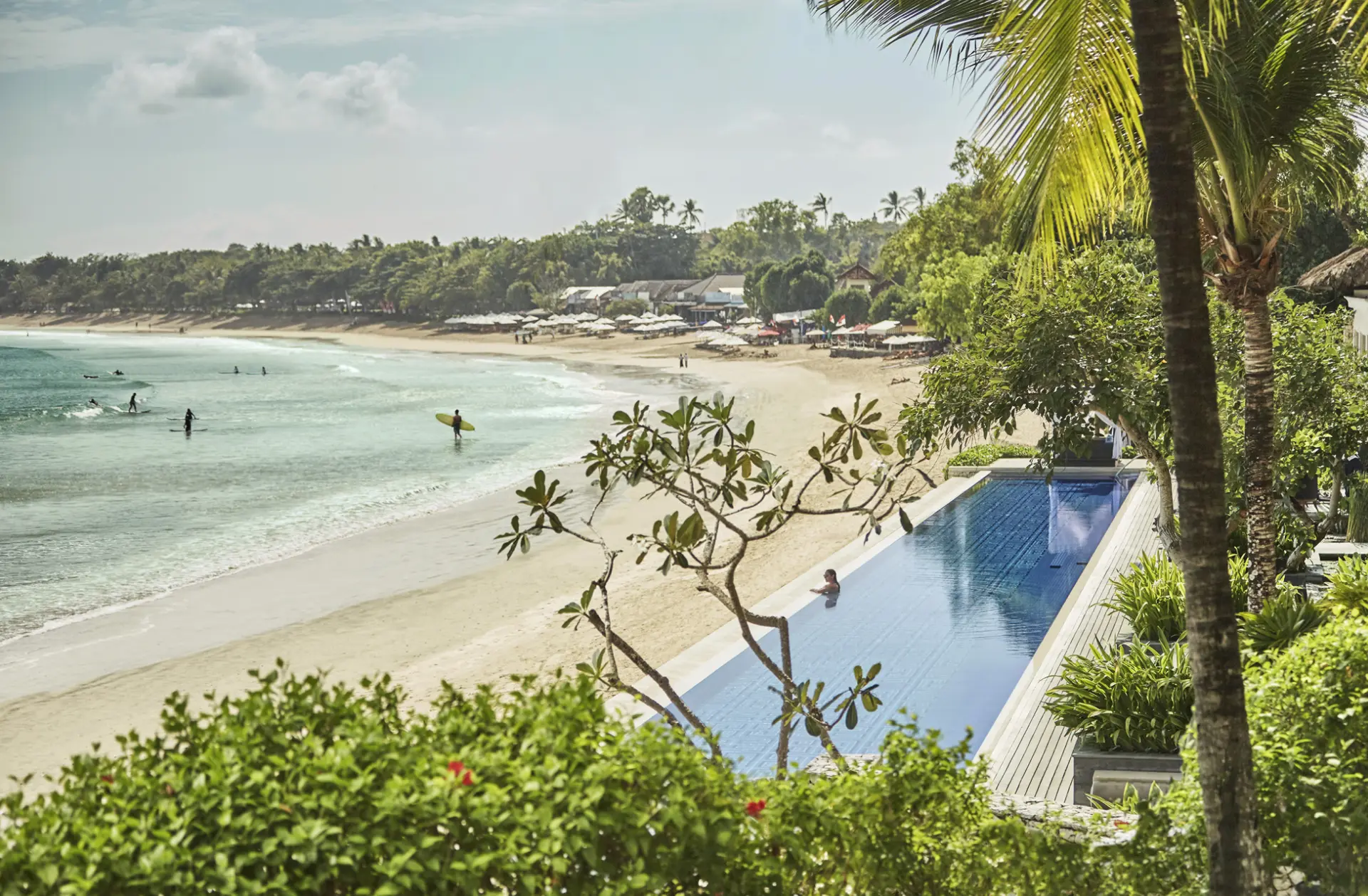 Udsigt fra poolen til stranden på Four Seasons Jimbaran Bay
