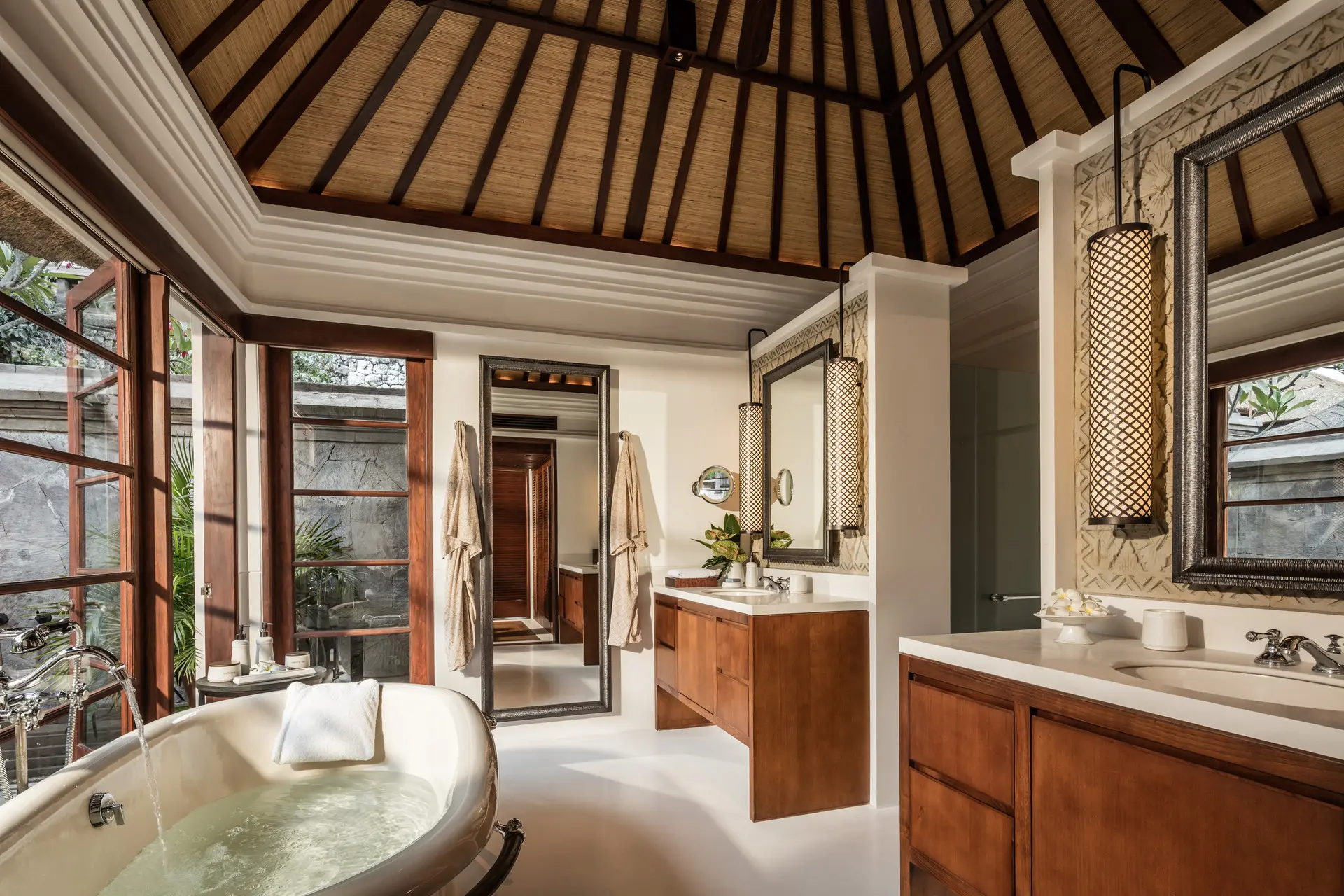 Badeværelse med karbad på Four Seasons Jimbaran Bay