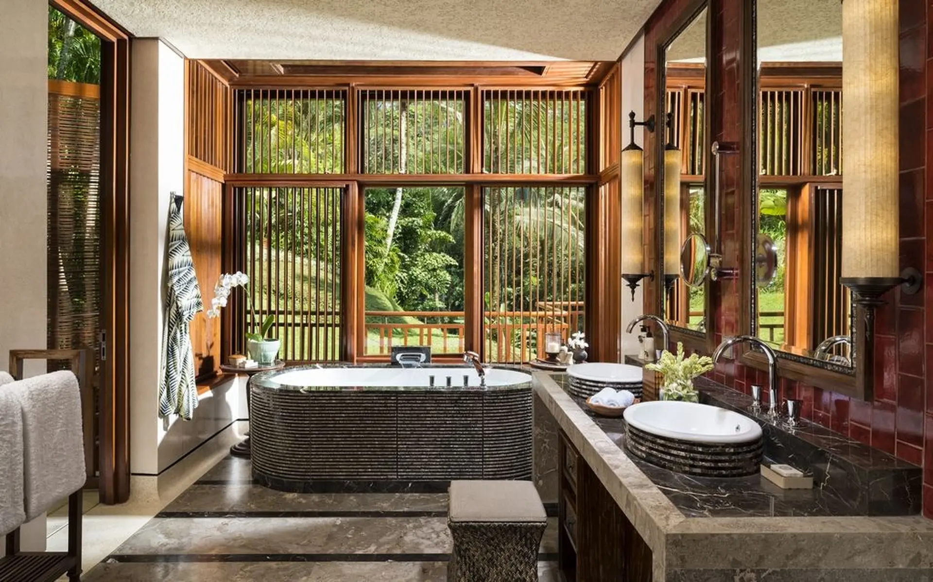 Badeværelse med karbad på Four Seasons Sayan på Bali