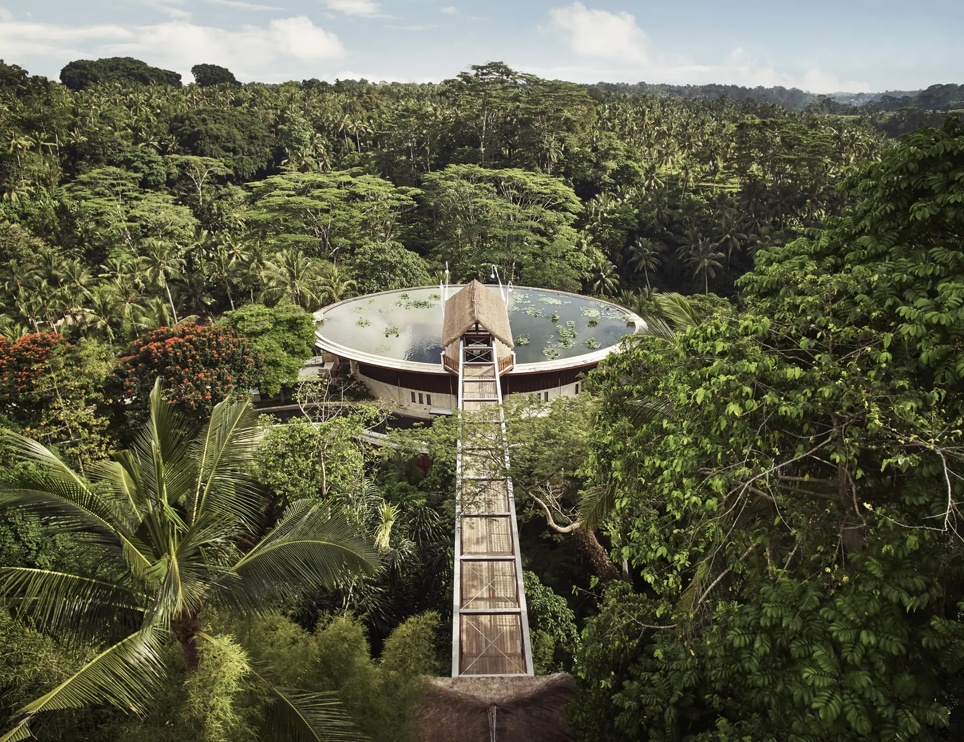 Gangbro til restaurant på Four Seasons Sayan på Bali