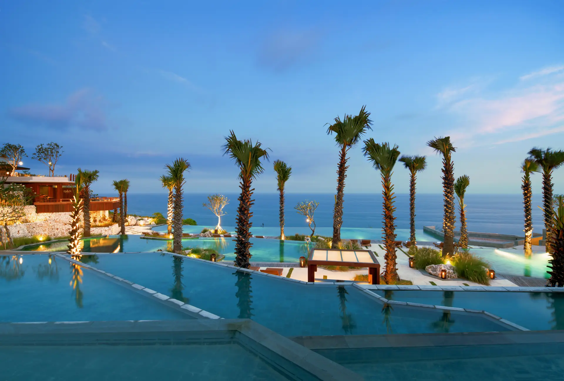 Pool med udkig over havet på Six Senses Uluwatu på Bali