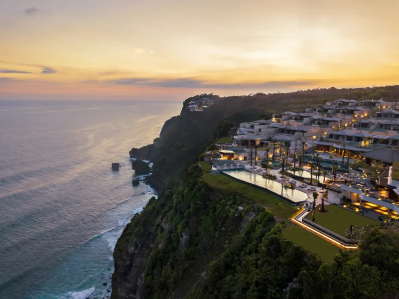 Resort om aftenen Six Senses Uluwatu på Bali
