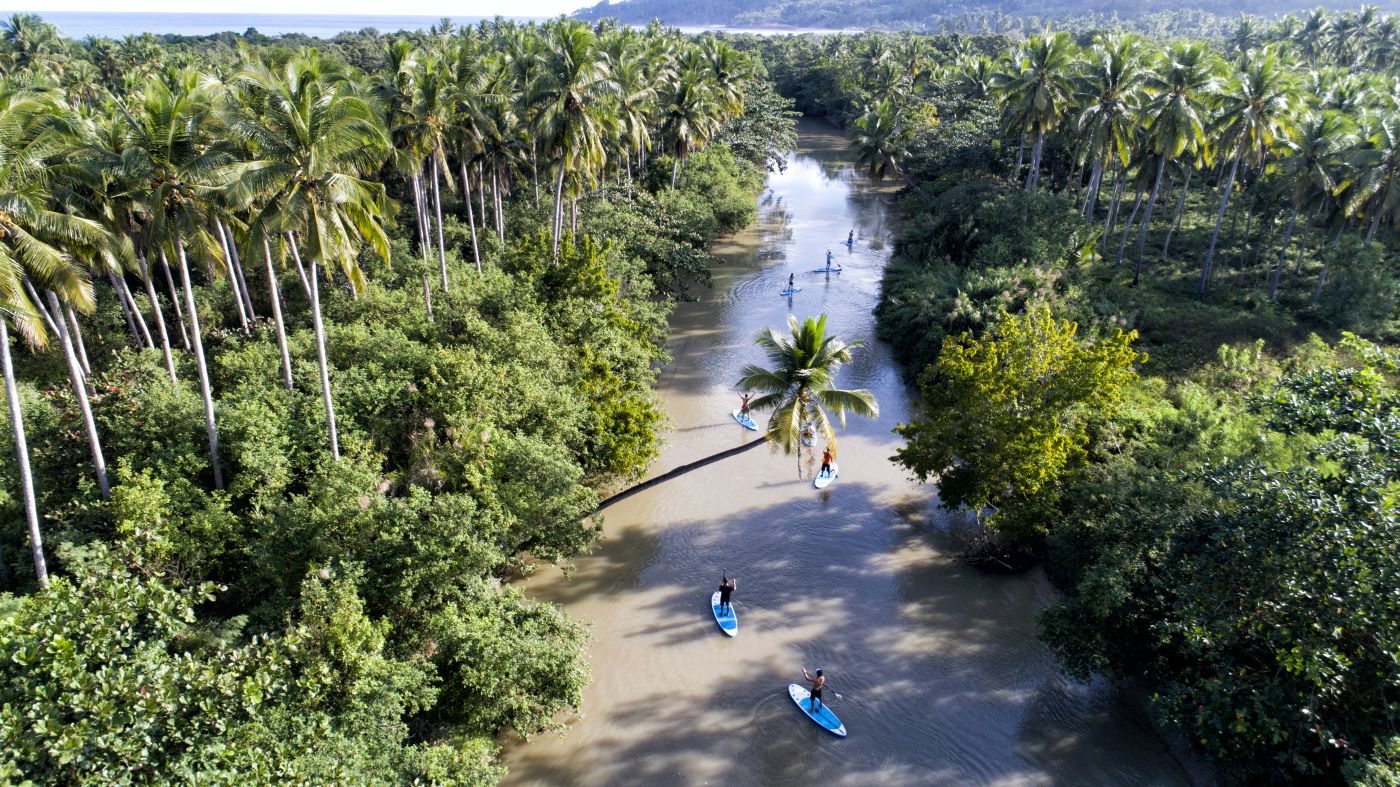 SUP på floden ved NIHI Sumba, Indonesien