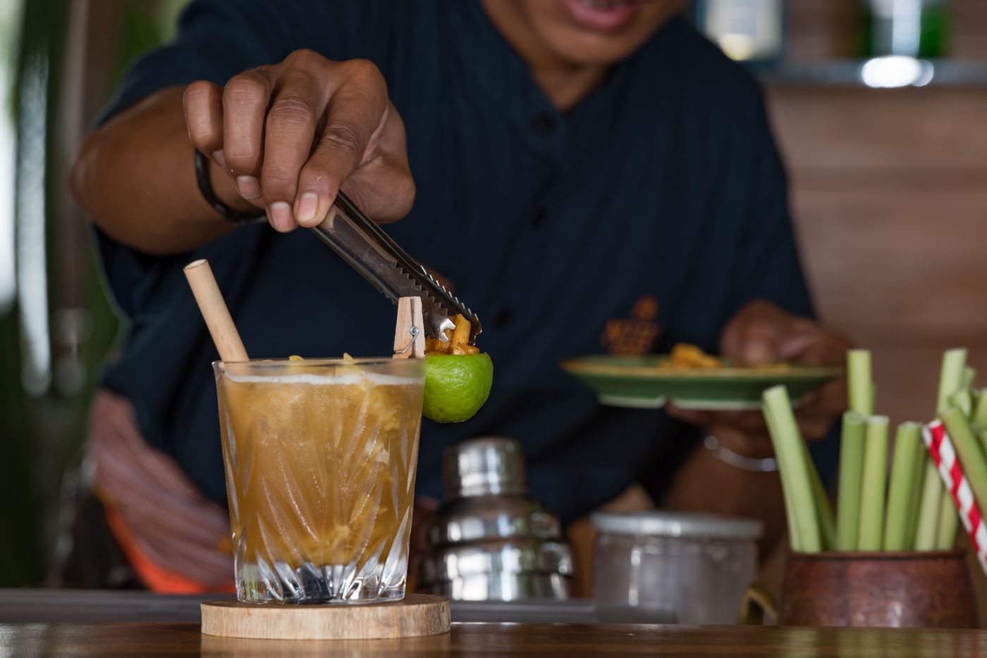 Cocktail i baren på NIHI Sumba, Indonesien