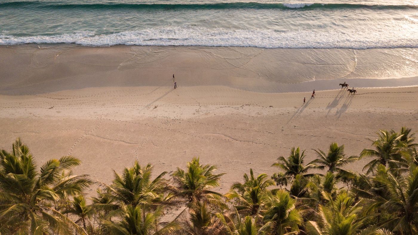 Ridning på stranden ved NIHI Sumba, Indonesien