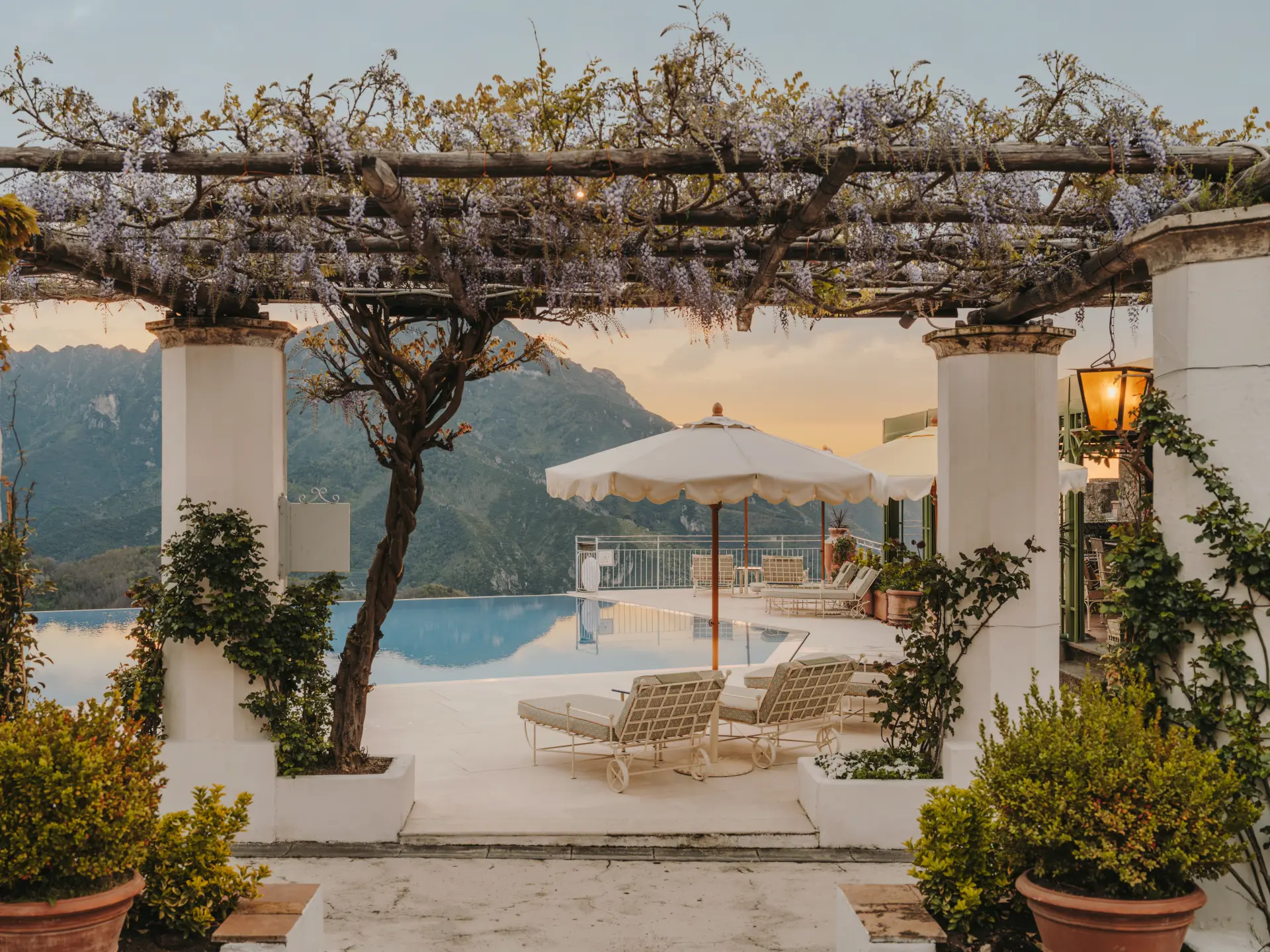 Aftenstemning ved poolen på Caruso, A Belmond Hotel, ltalien