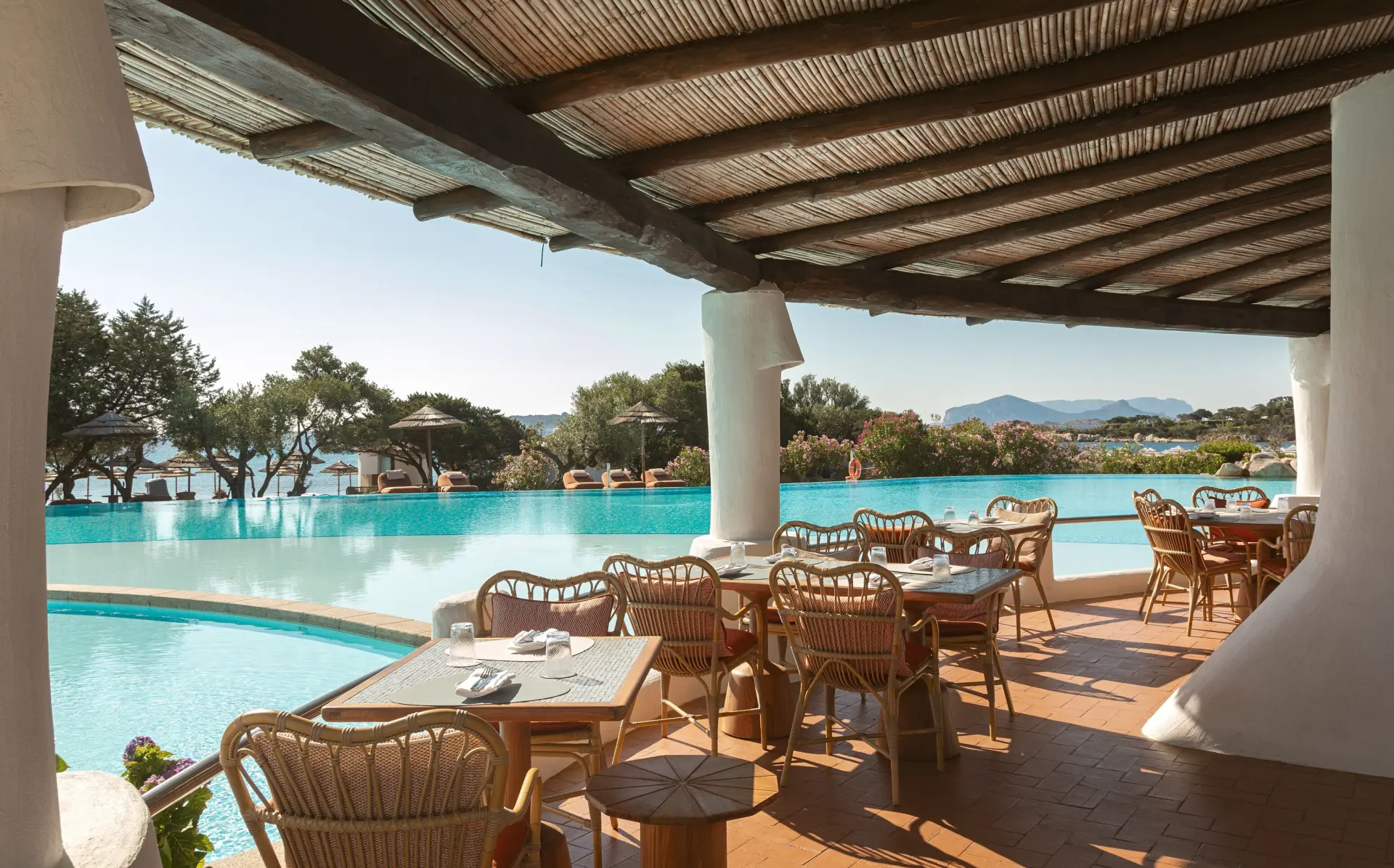 Restaurant ved poolen på Romazzino, A Belmond Hotel, Italien