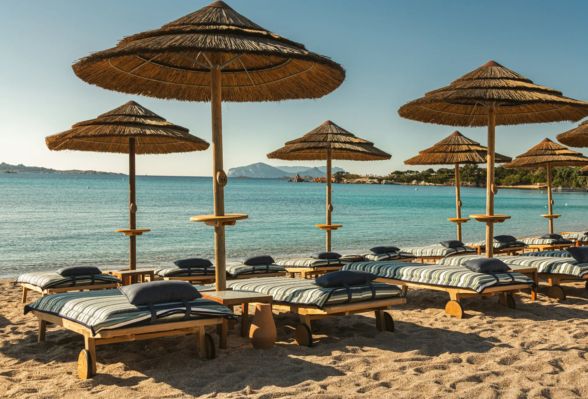 Strand, hav og solsenge på Romazzino, A Belmond Hotel, Italien