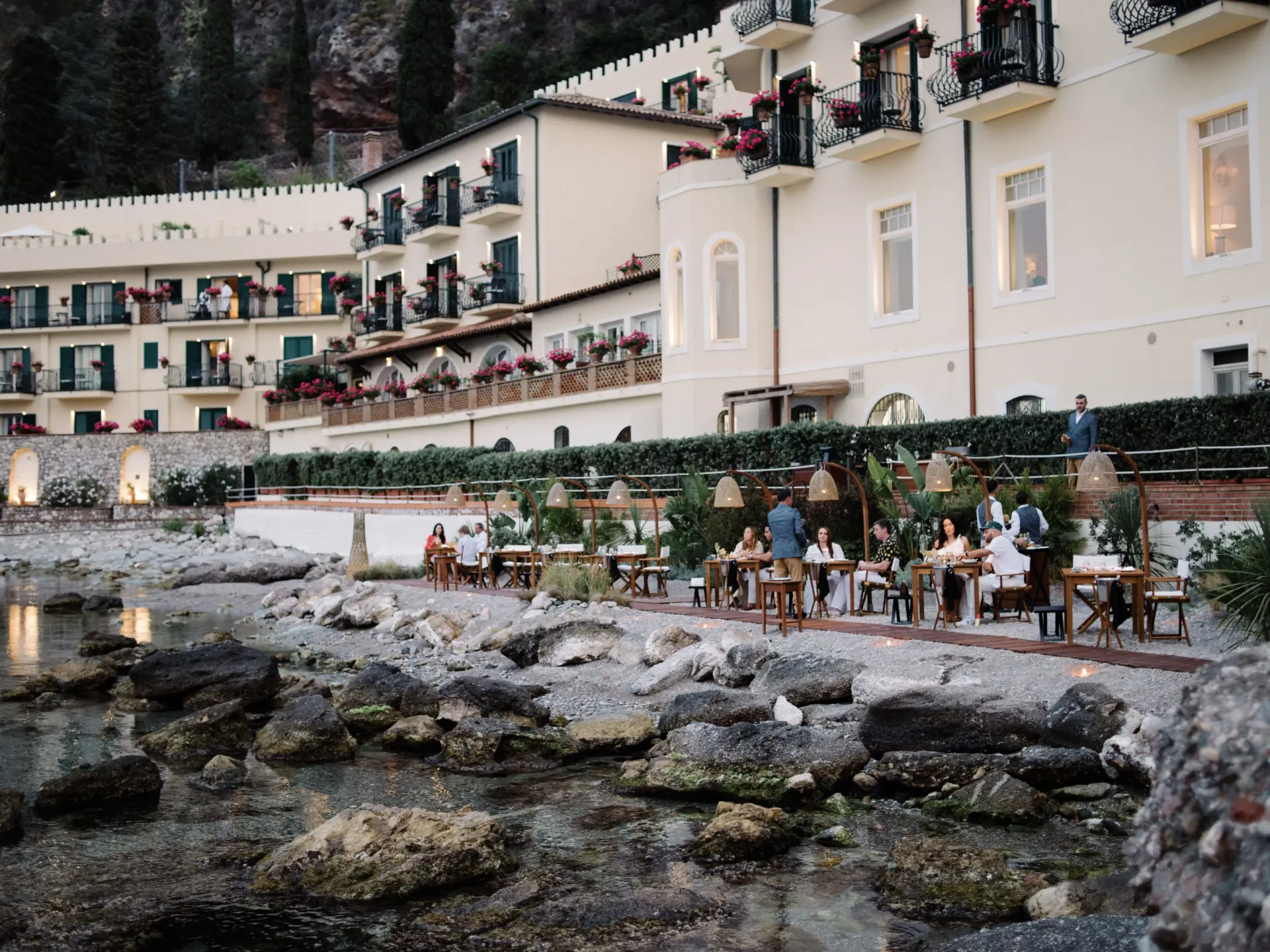 Aftenstemning på restaurant ved vandet på Villa Sant'Andrea, A Belmond Hotel, Italien