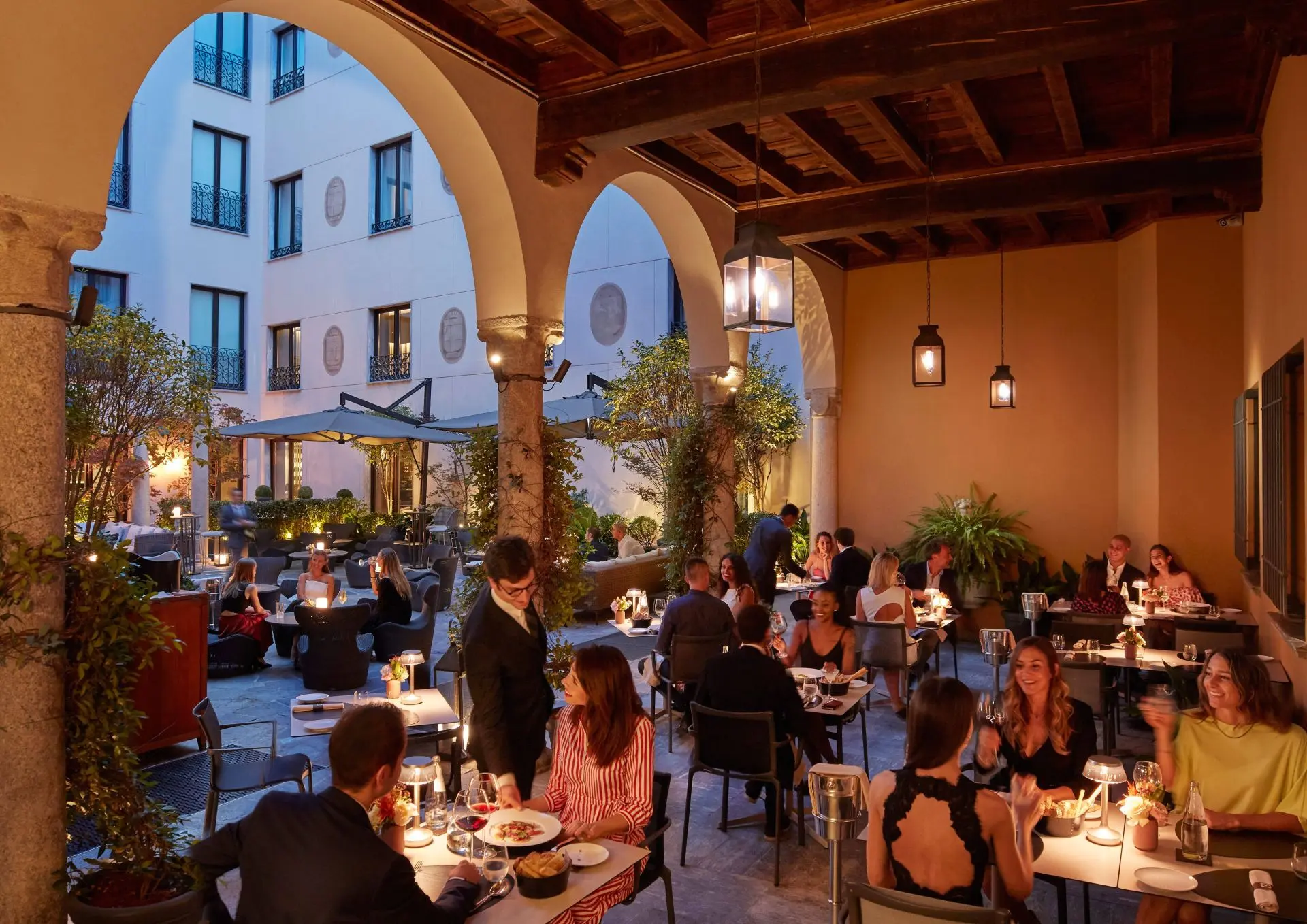 Aftenstmening på Mandarin Bar Loggia på Mandarin Oriental – Milano, Italien