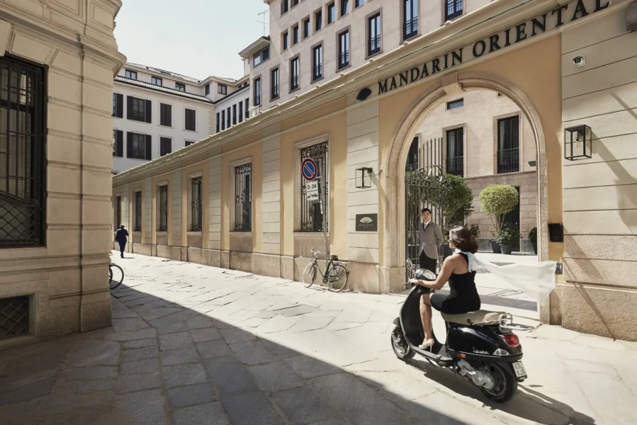 Kvinde på scooter foran Mandarin Oriental – Milano, Italien