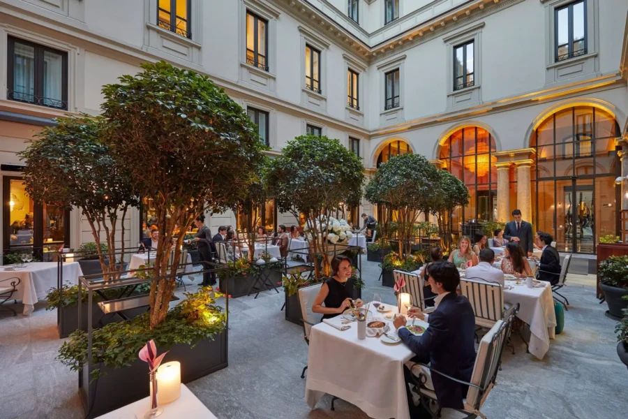 Aftenstemning på restaurant Seta Courtyard på Mandarin Oriental – Milano, Italien
