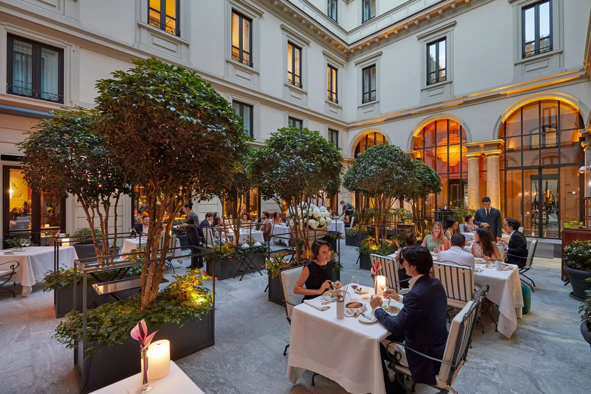 Aftenstemning på restaurant Seta Courtyard på Mandarin Oriental – Milano, Italien