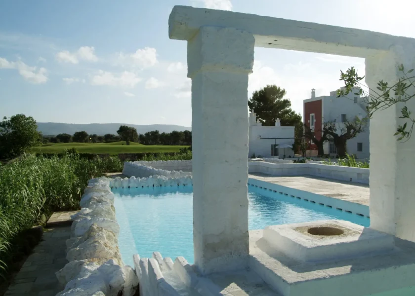 Pool med udsigt over marker og bjerge på Masseria Cimino, Italien