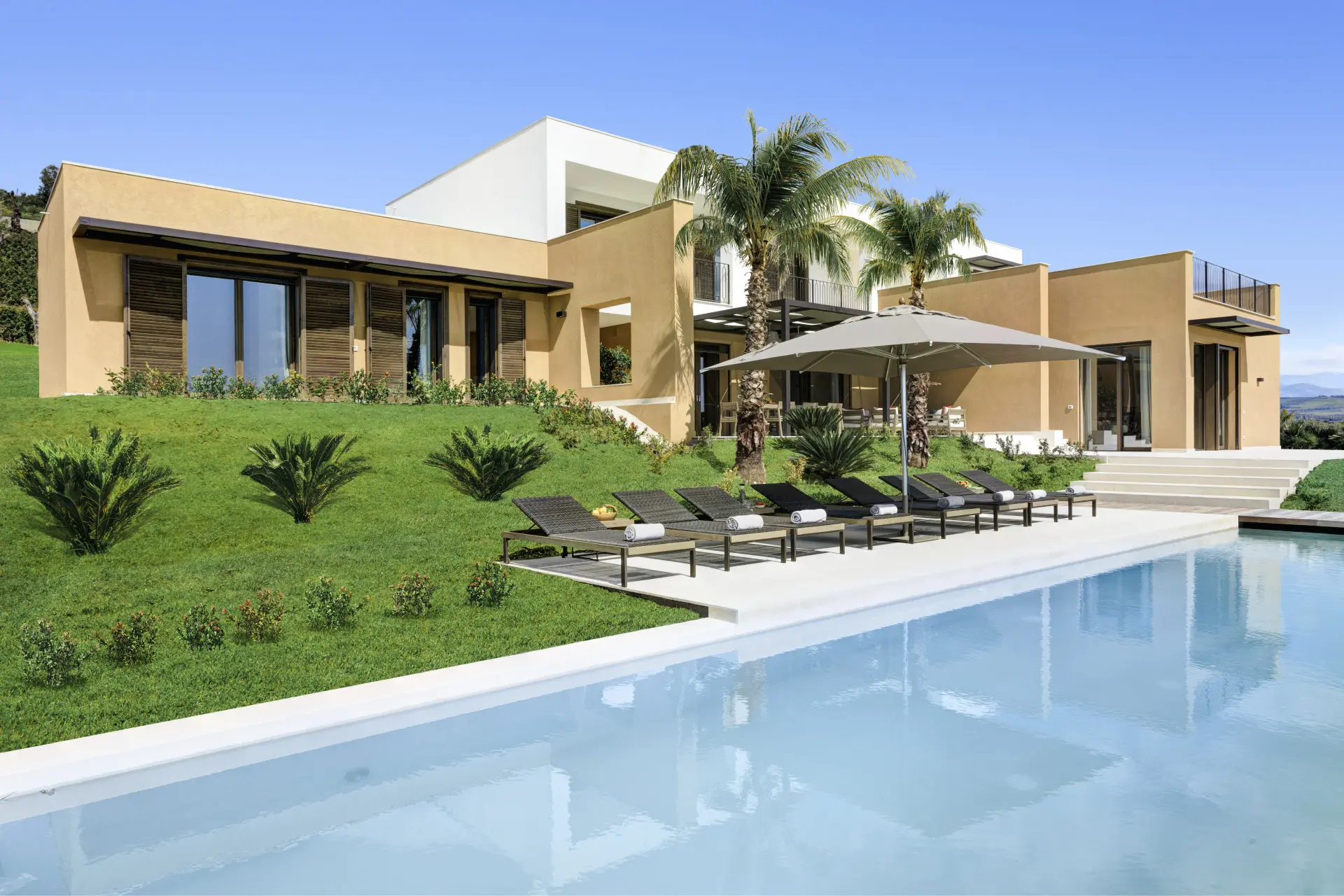 Villa Corallo med pool og solstole på Rocco Forte Vedura Resort, Sicilien, Italien