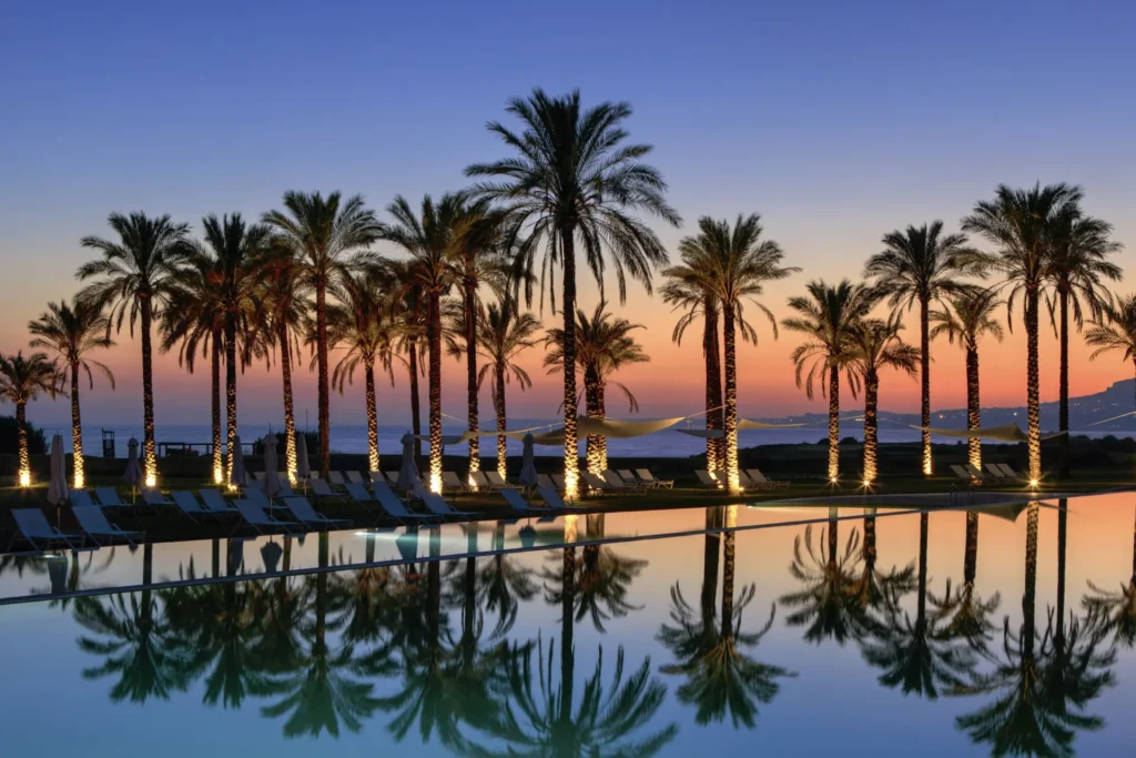 Pool i solnedgang på Rocco Forte Vedura Resort, Sicilien, Italien