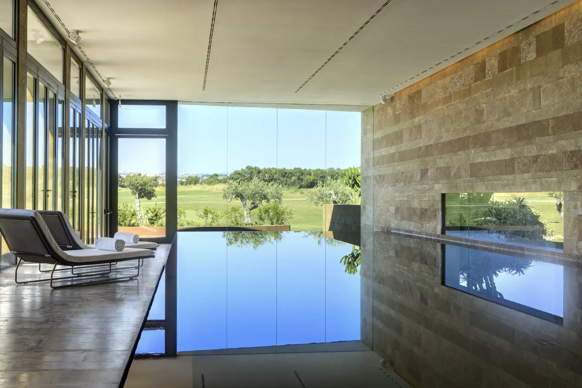 Indendørs pool i spa på Rocco Forte Vedura Resort, Sicilien, Italien