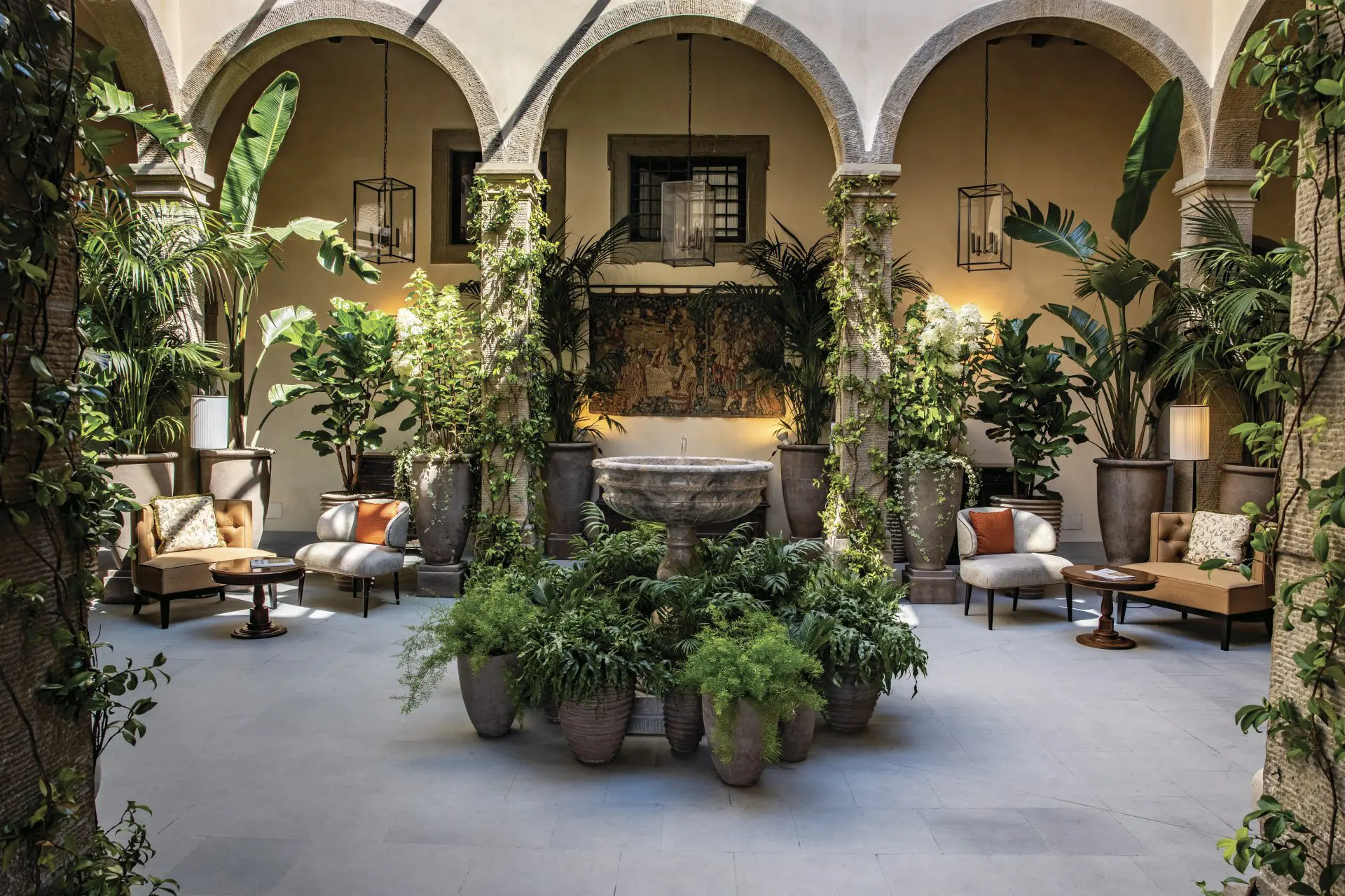Grøn gårdhave og lobby på Villa San Michele, A Belmond Hotel, Italien
