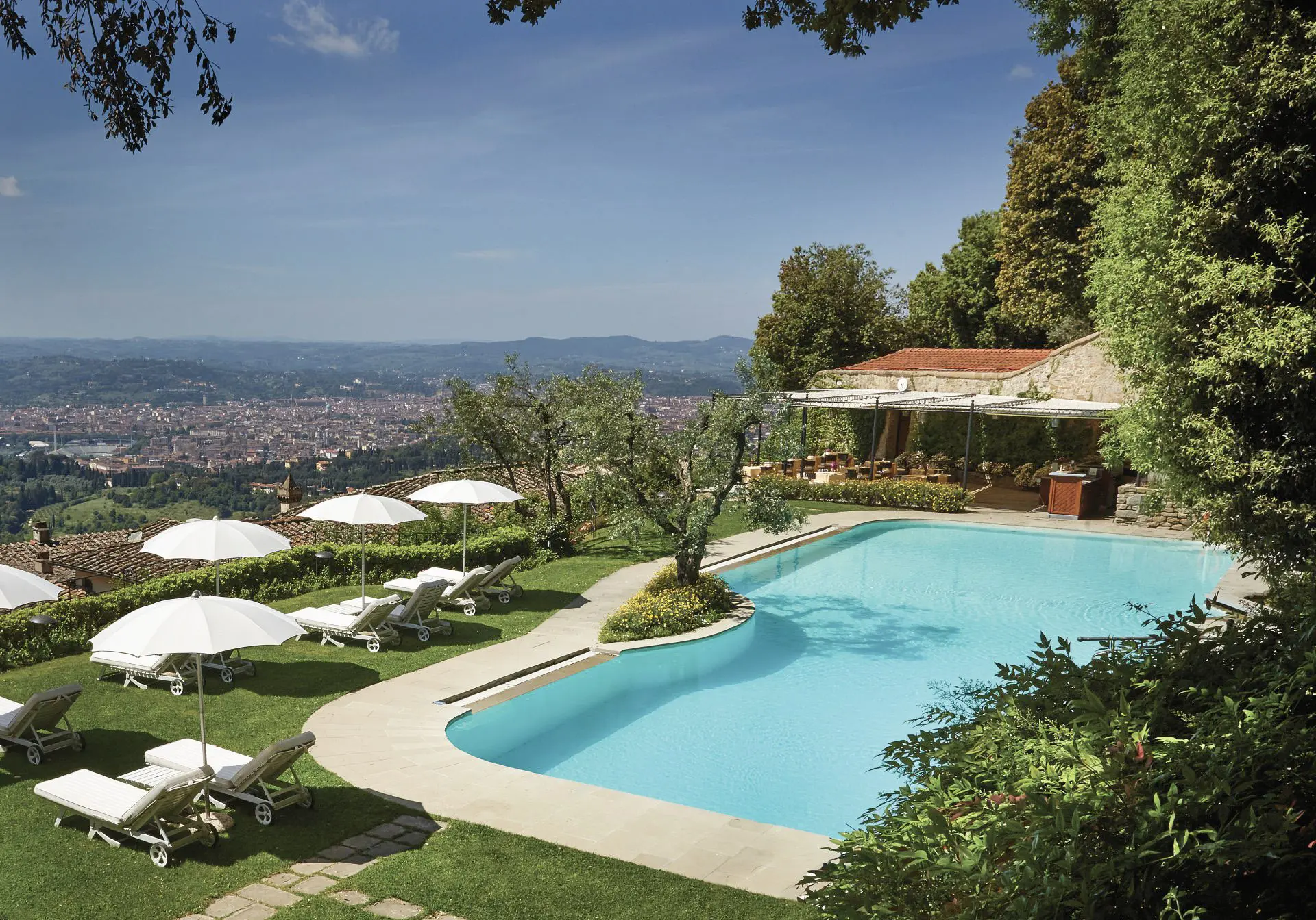 Pool og solsenge med udsigt over Firenze på Villa San Michele, A Belmond Hotel, Italien