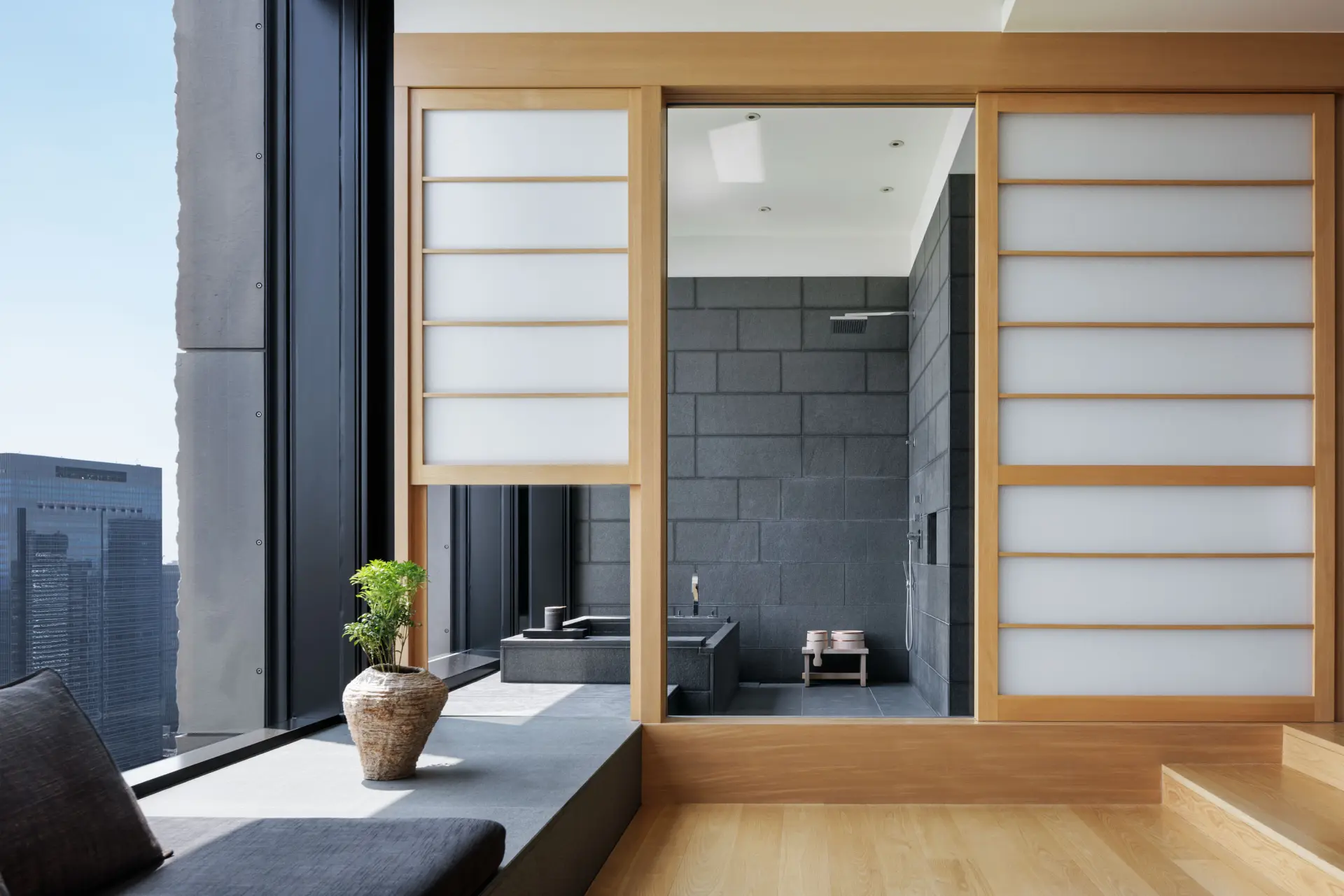 Badeværelse og lounge på Aman Tokyo i Japan