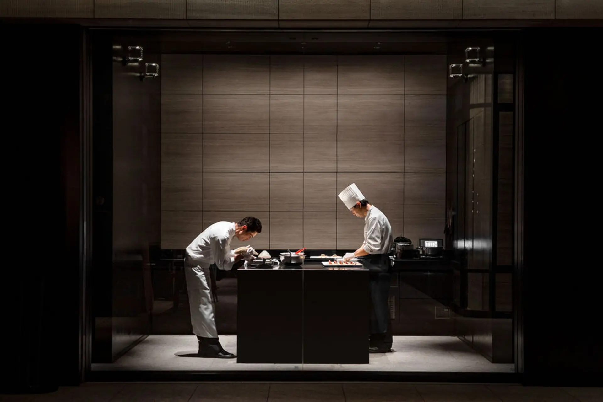 Kokke der laver mad på Aman Tokyo i Japan