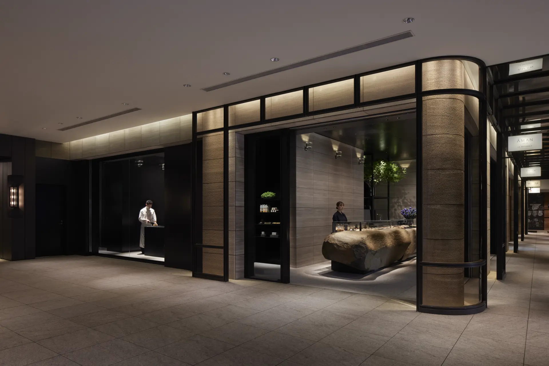 Restaurant om aftenen på Aman Tokyo i Japan