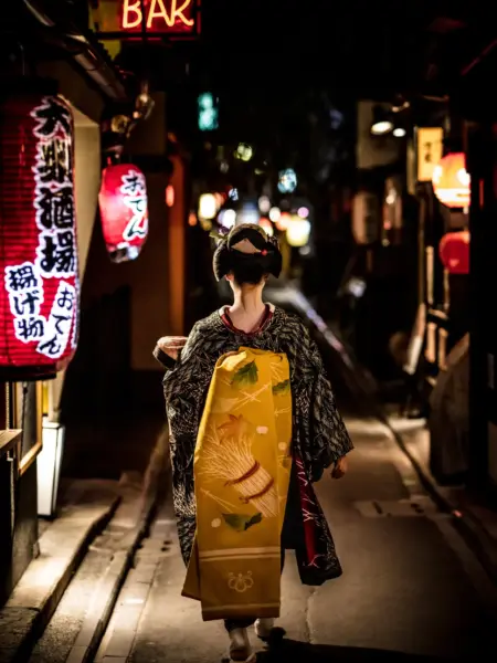 Geisha i den gamle bydel i Kyoto, Japan