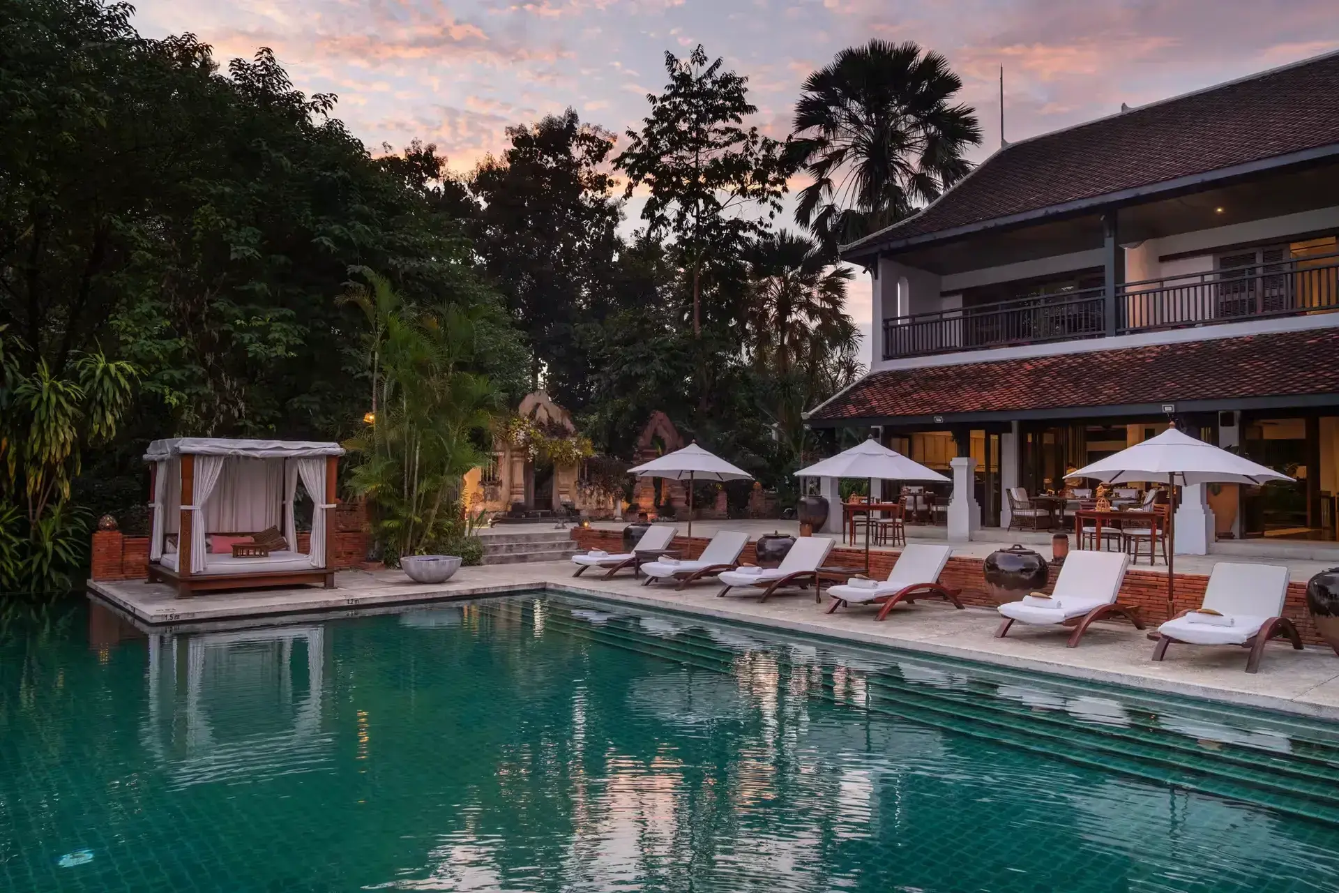 Pool om aftenen på La Residence Phou Vao i Laos